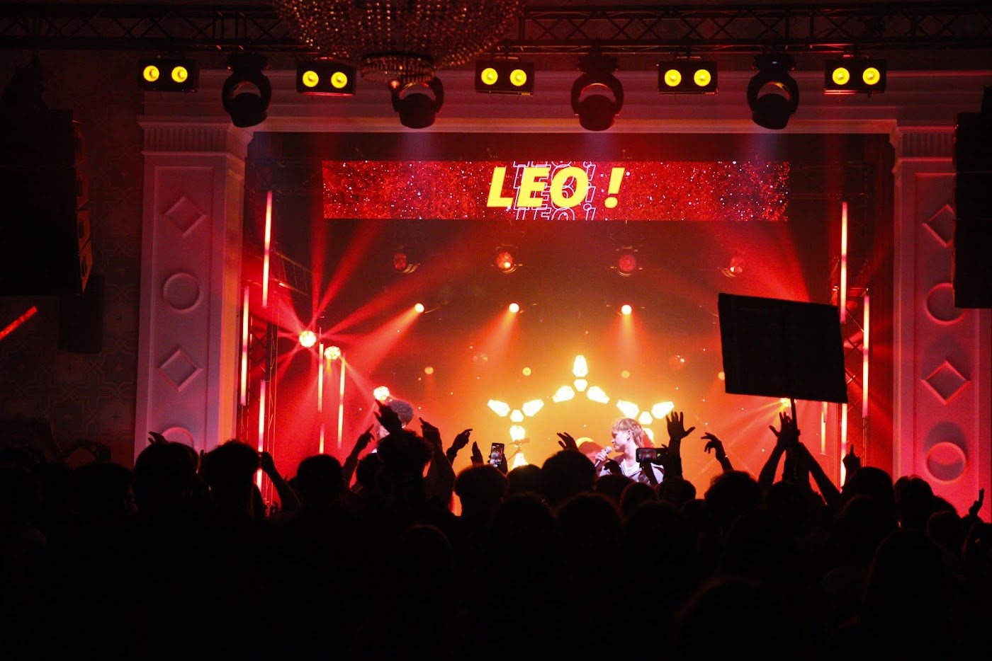 Koncert LEO! na scenie UFO w czerwonych światłach